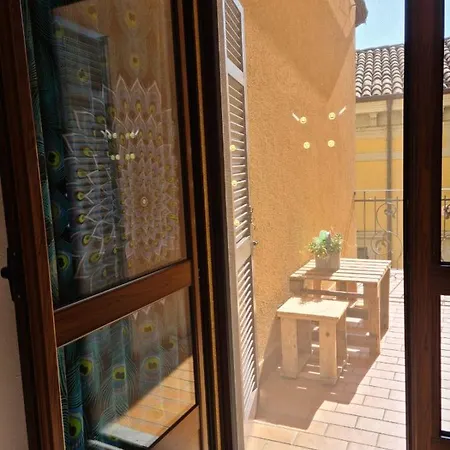 Soffitto Dipinto アパート モンカルヴォ