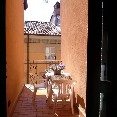 アパート Soffitto Dipinto モンカルヴォ